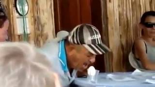 Yumurtaya Mi̇yav Di̇yen Adam Adeta Mi̇yavliyor