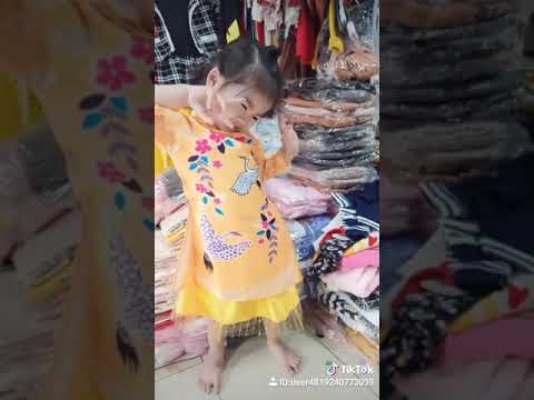 Mẫu thực tế áo dài cách tân màu vàng