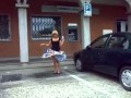 Donna con gonna mobile - divertente.mp4