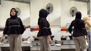 Bunda jilbab cantik masak pagi di dapur makan