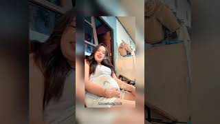 Bumil Duduk Santai Sambil Tiktokan