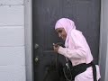 Zwergpony hilft blinder Muslimin durch den Alltag