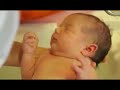 بسیار زیبا ودیدنی شستن کودک تازه به دنیا آمده