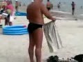 ubriaco sulla spiaggia