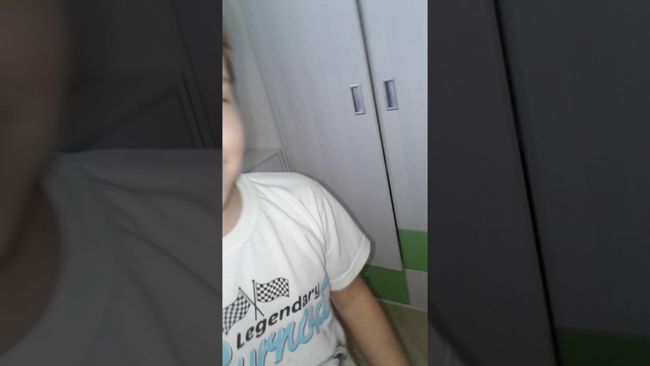 Бандит в маске заставляет голодных самочек глотать по самые яйца его вкусный писюн