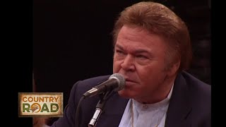 Watch Roy Clark Tips Of My Fingers video