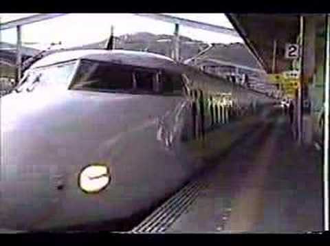After taking videos of Nozomi 500 and Hikari Railstar at Shin-Iwakuni, I was greeted by two Series 0 Shinkansen locals.