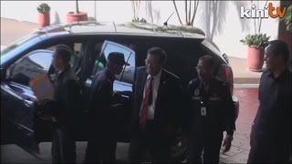 Khalid hadir kerja, enggan bercakap dengan wartawan