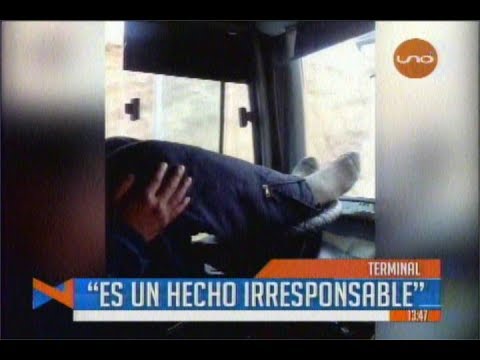 ¡INAUDITO! CONDUCTOR IRRESPONSABLE MANEJA CON LOS PIES, OCURRIÓ EN BOLIVIA