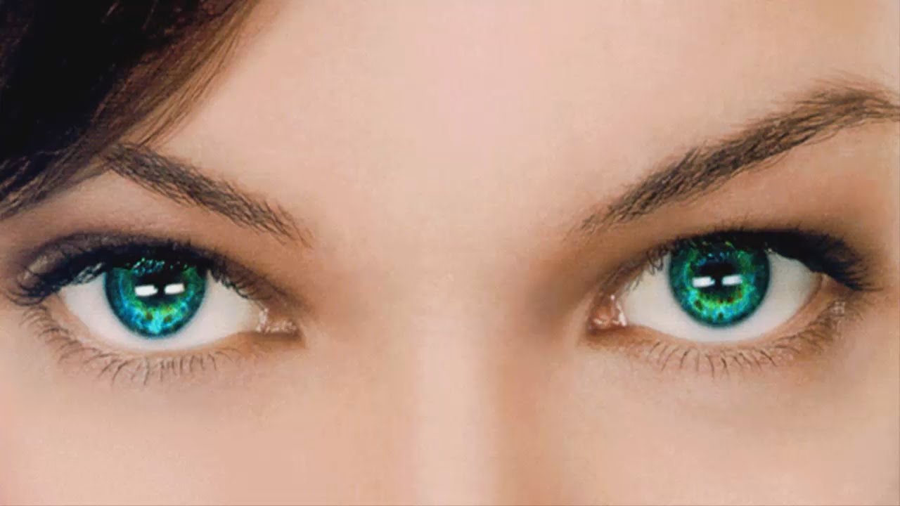 Beautiful green eyed babe gives