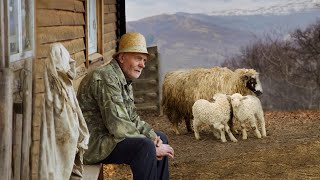 Одинокая жизнь пожилого мужчины в горной деревне вдали от цивилизации