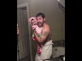 Pai e filha cantando 🎤 Girls Like You-Maroon 5