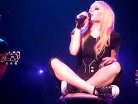 Avril Lavigne Live Don't Tell Me in B..