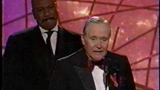 Ving Rhames gives his Golden Globe to Jack Lemmon (1998) Ving Rhames gives his Golden Globe to Jack Lemmon (1998)