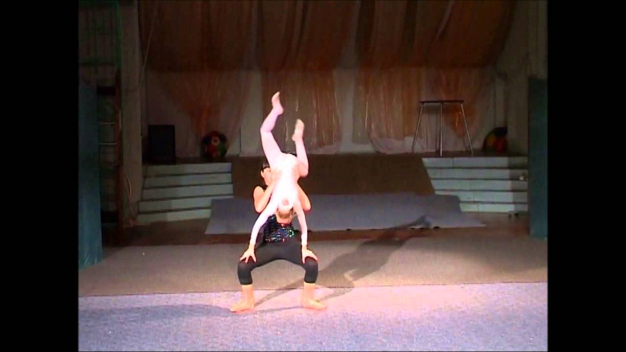 Акробатические сексуальные этюды молодой циркачки на любовном свидании
