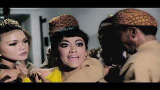 Dewi Perssik vs Julia Perrez di film Arwah Goyang