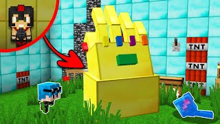 ME ESCONDO DENTRO DEL GUANTELETE DE THANOS 😂 LOS COMPAS EN EL MEJOR ESCONDITE DE MINECRAFT❓