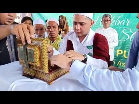 tata cara penciuman rambut Rosulallah saw. oleh Habib farozdaq AL Aydrus.