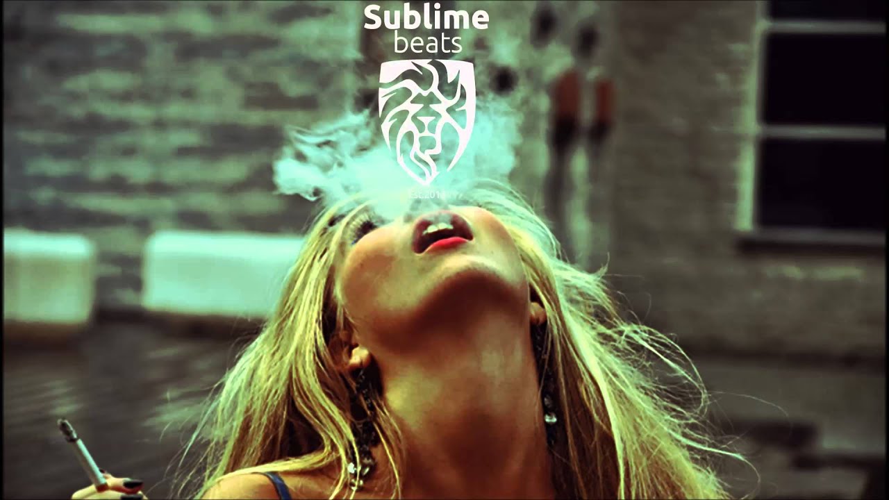 Потрясающая блондинка курит на балконе и занимается мастурбацией