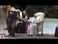 Papa Francesco con i giocoglieri Golden Circus di Liana Orfei durante l'udienza generale
