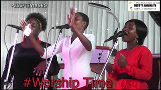 Silas Mbise Akiongoza Kanisa Kumwabudu Mungu Kwa Wimbo Mito Ya Baraka Church