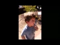Niño autista recibe regalo del conductor del camión de basura