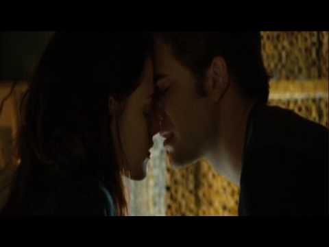 robert pattinson twilight kiss. Robert Pattinson talks about