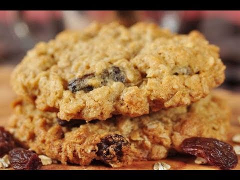 VIDEO : oatmeal cookies recipe demonstration - joyofbaking.com - recipehere: http://www.joyofbaking.com/oatmealcookies.html stephanie jaworski of joyofbaking.com demonstrates how to make ...