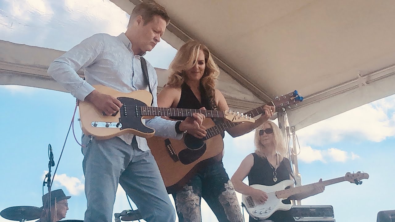 LIVE PERFORMANCES