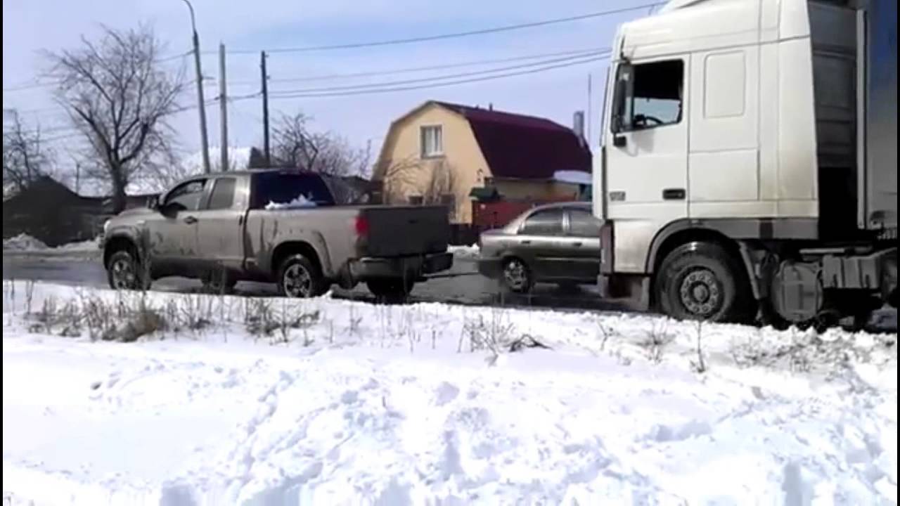 Toyota Tundra truck pulls | Toyota Tundra тянет грузовик