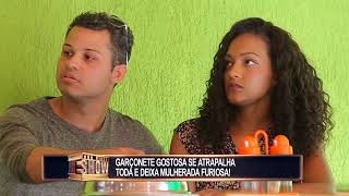 Garçonete Atrapalhada Coloca A Calcinha Na Bandeja E A Clientela Fica Furiosa