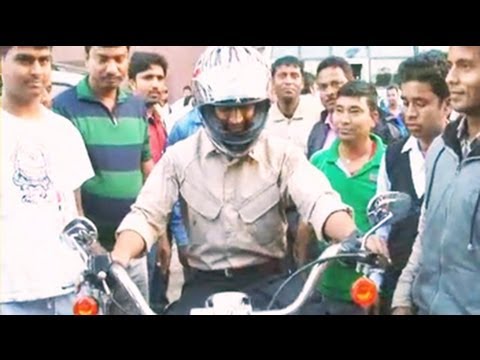 MS Dhoni takes a ride on his Harley Davidson MS Dhoni takes a ride on his Harley Davidson klip izle
