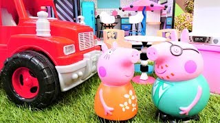 Oyuncak ları. Peppa Pig ailesi. Anne ve Baba Domuz daha büyük bir ev arıyorlar