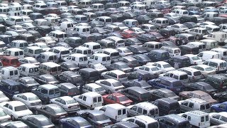 Hasta la bandera de coches-patera a la espera de cruzar de Ceuta a Marruecos en el embolsamiento