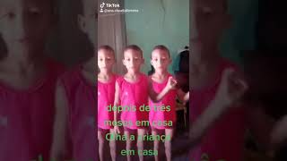 De Pois De Três Meses Em Casa A Criança Dançando