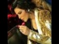 فنانات عربيات و أجنبيات يرتدين الثوب الأصفر