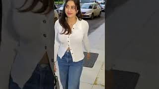 Janhvi Kapoor Looking H0T In Gly Shirt With Jeans Spotted At Airport