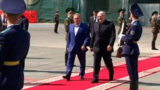 Лукашенко проводил Президента Казахстана в Национальном аэропорту "Минск"