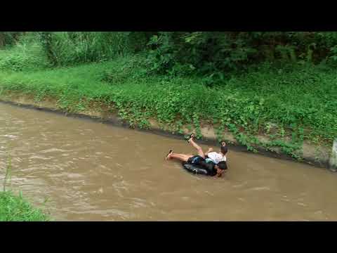 Berenang pakai ban dalam mobil..mengingatkan masa kecil