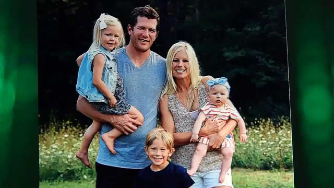 Familjefoto av hockeyspelare, gift med Becky Suter, känd för Minnesota Wild, Nashville Predators, United States.
  