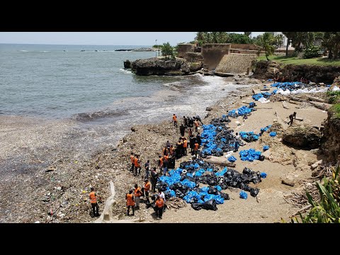 Vergüenza mundial, basura arropa el Malecón Santo Domingo