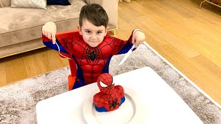 Spiderman Yusuf çok acıkmış Spiderman pastayı yiyor😂