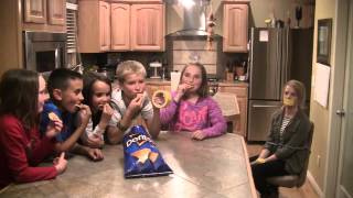 Kids Eating W Mom , Medium