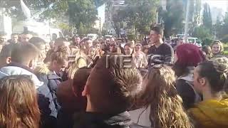 BRAKTISEN TAKIMIN ME RAMEN, STUDENTET PROTESTOJNE JASHTE