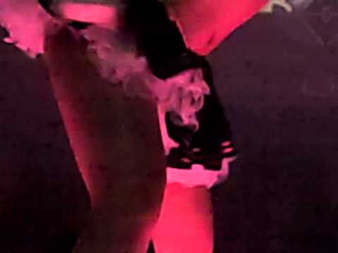 chico chicas bailando y moviendo el culo chico chicas bailando y moviendo el culo