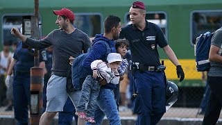 Macaristan: Mülteci Kampına Götürülmek Istenen Sığınmacılar Treni Terk Etmiyor