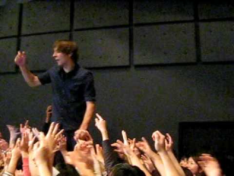 Phoenix Thomas Mars Fails to Crowd Surf in Tokyo 2010