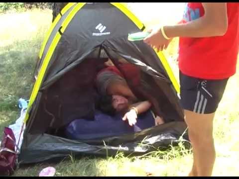 Молодые туристы трахаются в большой палатке