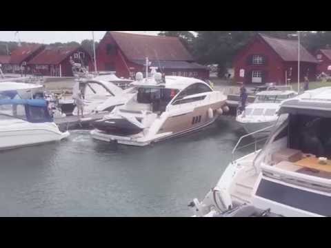 Fairline Targa 50 lämnar Utö Gästhamn