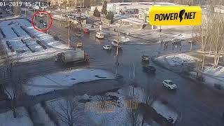 Видео ДТП (авария г. Волжский) ул. Мира ул. Оломоуцкая 05-01-2019 15-21 от Телеканал ВОЛЖСКИЙ ПЛЮС от POWERNET, Оломоуцкая улица, Волжский, Россия